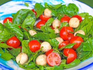 spinach caprese salad